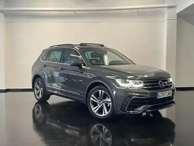 Usado VW Tiguan R-line 150 CV (110 kW) 2021 Gris / plata SUV