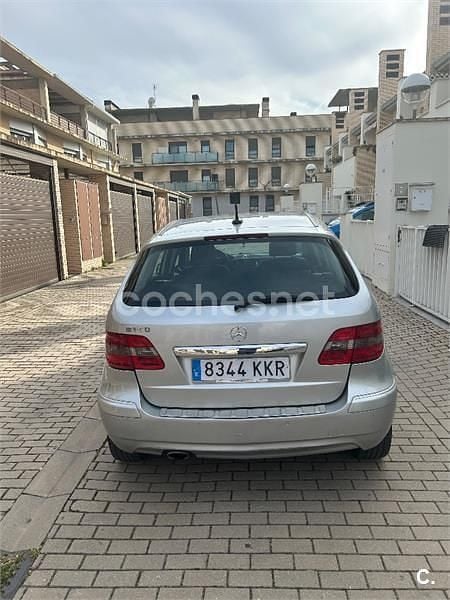 Usado Mercedes B180 116 CV (85 kW) 2010 Gris / plata Monovolumen