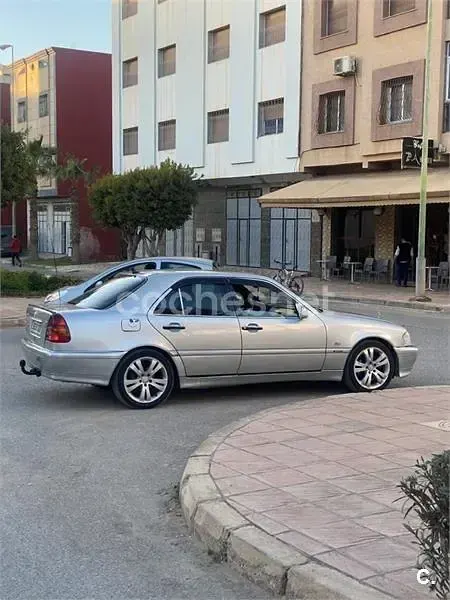 Usado Mercedes C200 102 CV (75 kW) 1999 Gris / plata Berlina
