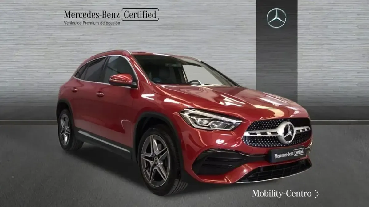 Usado Mercedes GLA250 AMG line 160 CV (117 kW) 2023 Patagonia red  metallic paint SUV