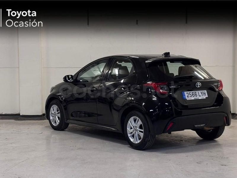 Usado Toyota Yaris Hybrid Active 116 CV (85 kW) 2022 Negro Berlina