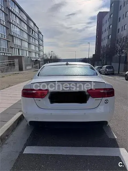 Usado Jaguar XE R-Sport 180 CV (132 kW) 2016 Blanco Berlina