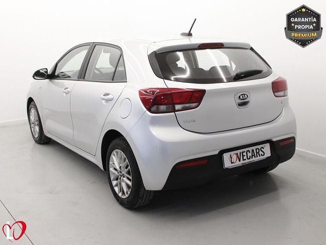 Usado Kia Rio 84 CV (61 kW) 2021 Gris Berlina