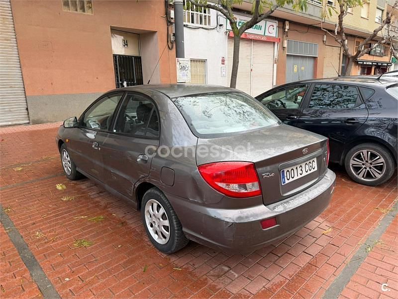 Usado Kia Rio 81 CV (59 kW) 2003 Gris / plata Berlina