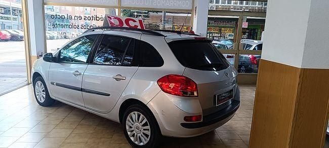 Usado Renault Clio II 89 CV (65 kW) 2011 Gris