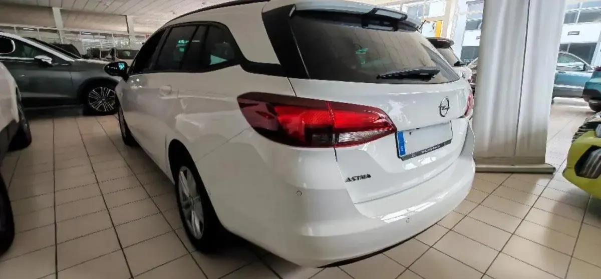Usado Opel Astra Elegance 122 CV (89 kW) 2020 Blanco Familiar