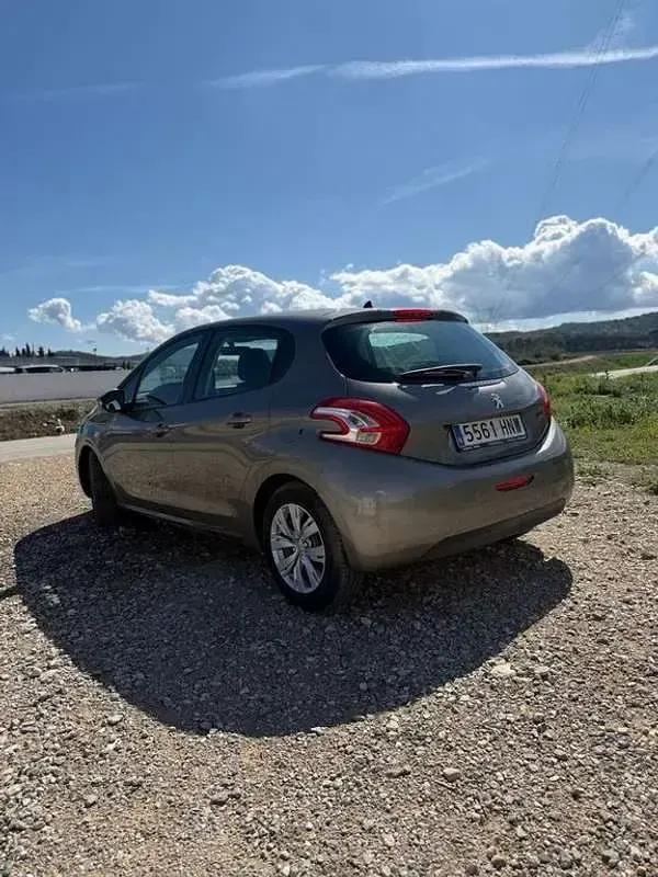 Usado Peugeot 208 Allure 68 CV (50 kW) 2013 Marrón Utilitario
