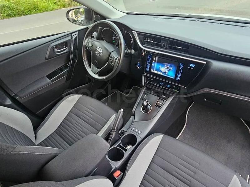 Usado Toyota Auris Hybrid Business Edition 136 CV (100 kW) 2018 Blanco Berlina
