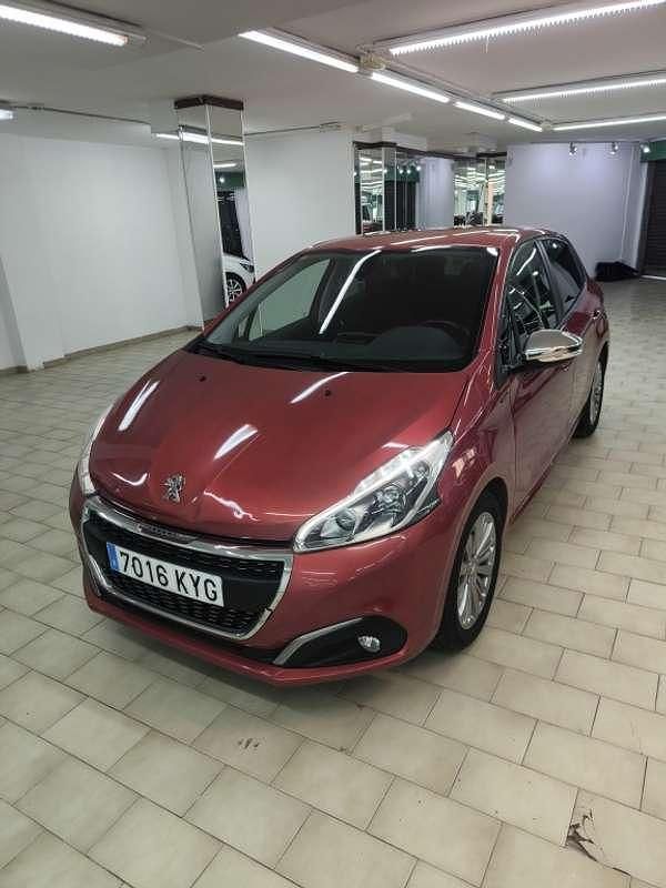 Usado Peugeot 208 Signature Sky 83 CV (61 kW) 2019 Rojo Utilitario