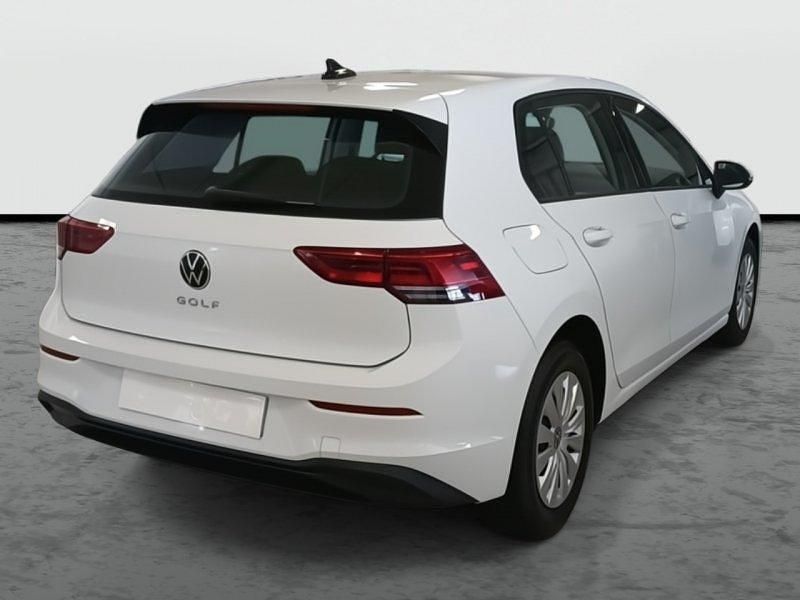 Usado VW Golf VIII Trendline 110 CV (80 kW) 2022 Blanco puro Utilitario
