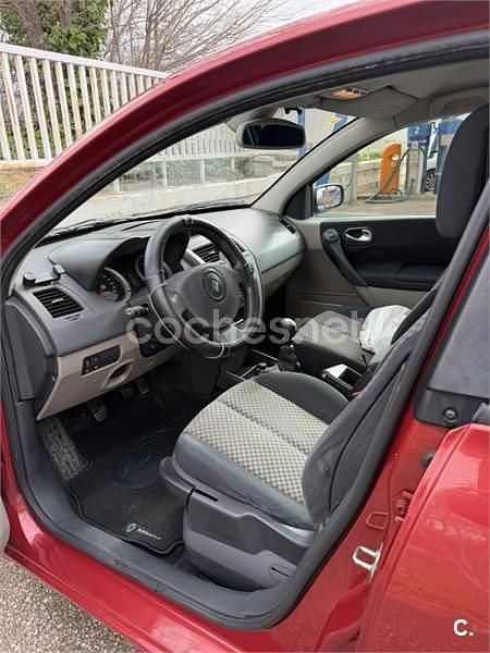 Usado Renault Mégane II Dynamique 120 CV (88 kW) 2004 Rojo Berlina