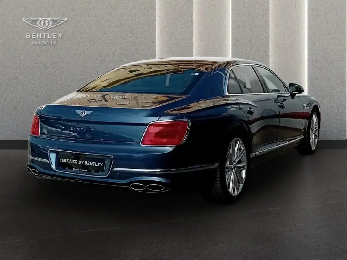 Usado Bentley Flying Spur 550 CV (404 kW) 2023 Azul metalizado Berlina