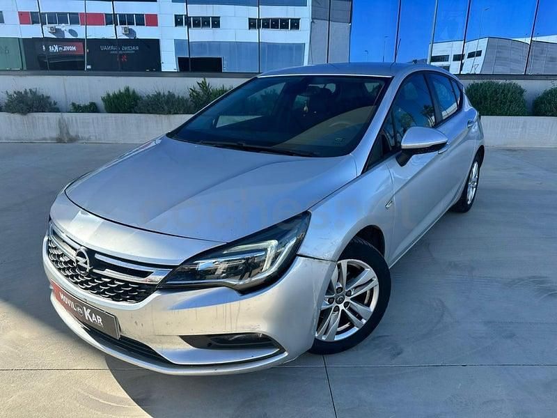 Usado Opel Astra Elegance 140 CV (102 kW) 2018 Gris / plata Berlina