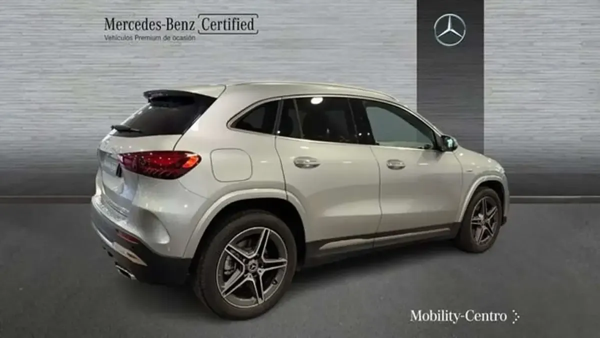 Usado Mercedes GLA250 219 CV (161 kW) 2025 Plateado SUV