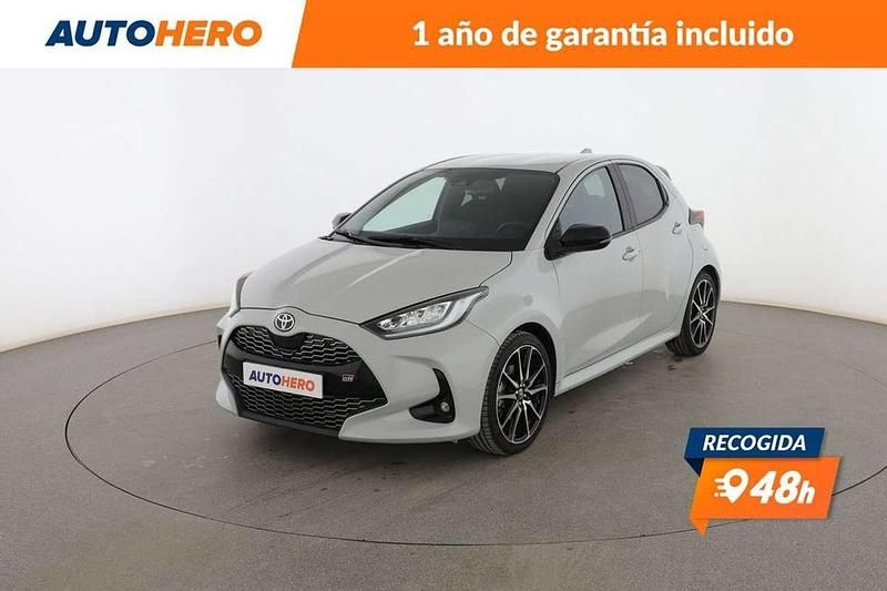 Gris Usado 2023 Toyota Yaris Hybrid Sport Berlina | 21.713 € (Caro) - Imagen 1/4