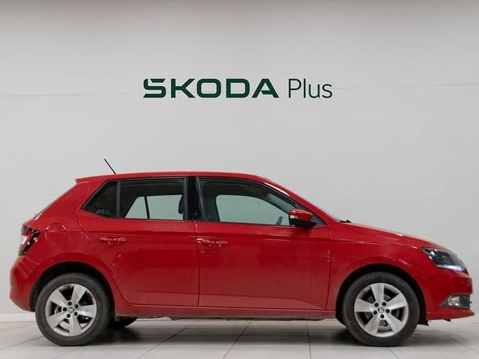 Usado Skoda Fabia Ambition 90 CV (66 kW) 2021 Rojo