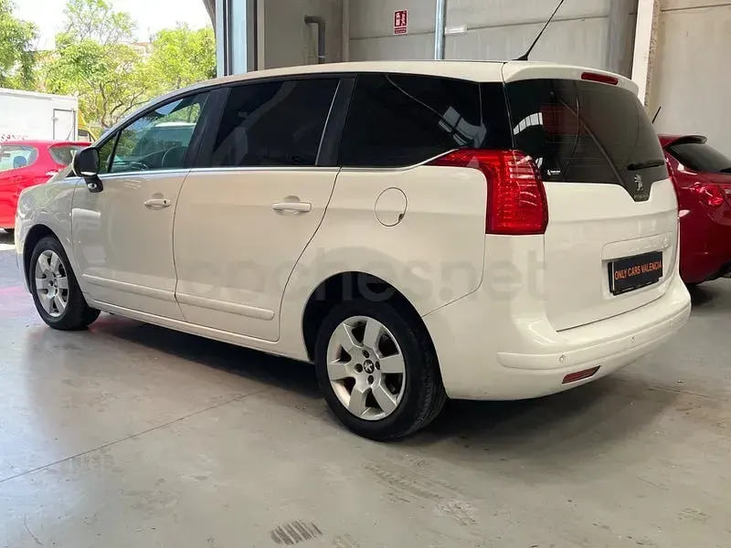 Usado Peugeot 5008 Active 120 CV (88 kW) 2016 Blanco Monovolumen