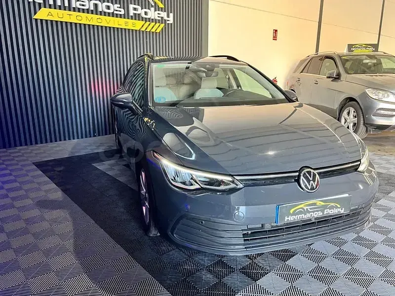 Usado VW Golf VIII Life 115 CV (84 kW) 2022 Gris / plata Familiar