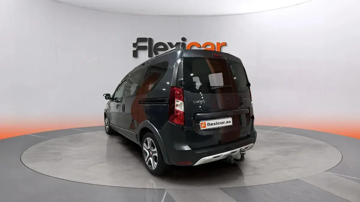 Usado Dacia Dokker Essentiel 131 CV (96 kW) 2019 Gris Monovolumen