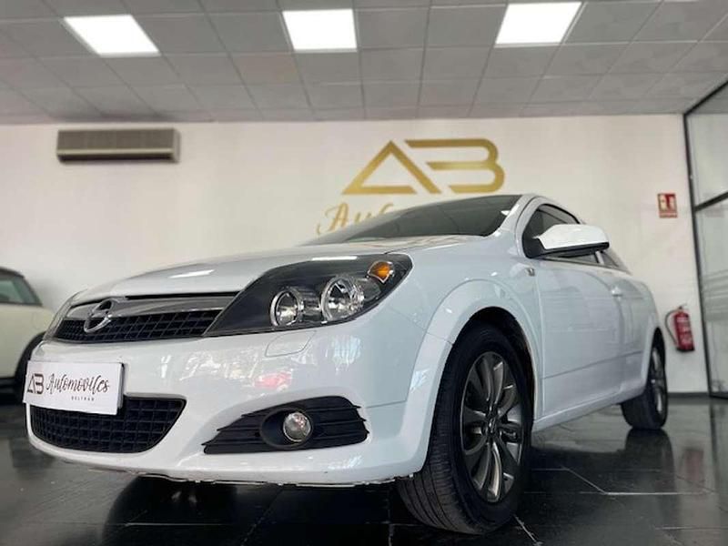Usado Opel Astra GTC 110 CV (80 kW) 2010 Blanco Utilitario
