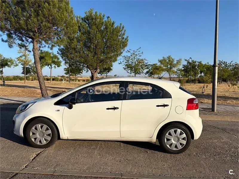 Usado Kia Rio 85 CV (62 kW) 2013 Blanco Berlina