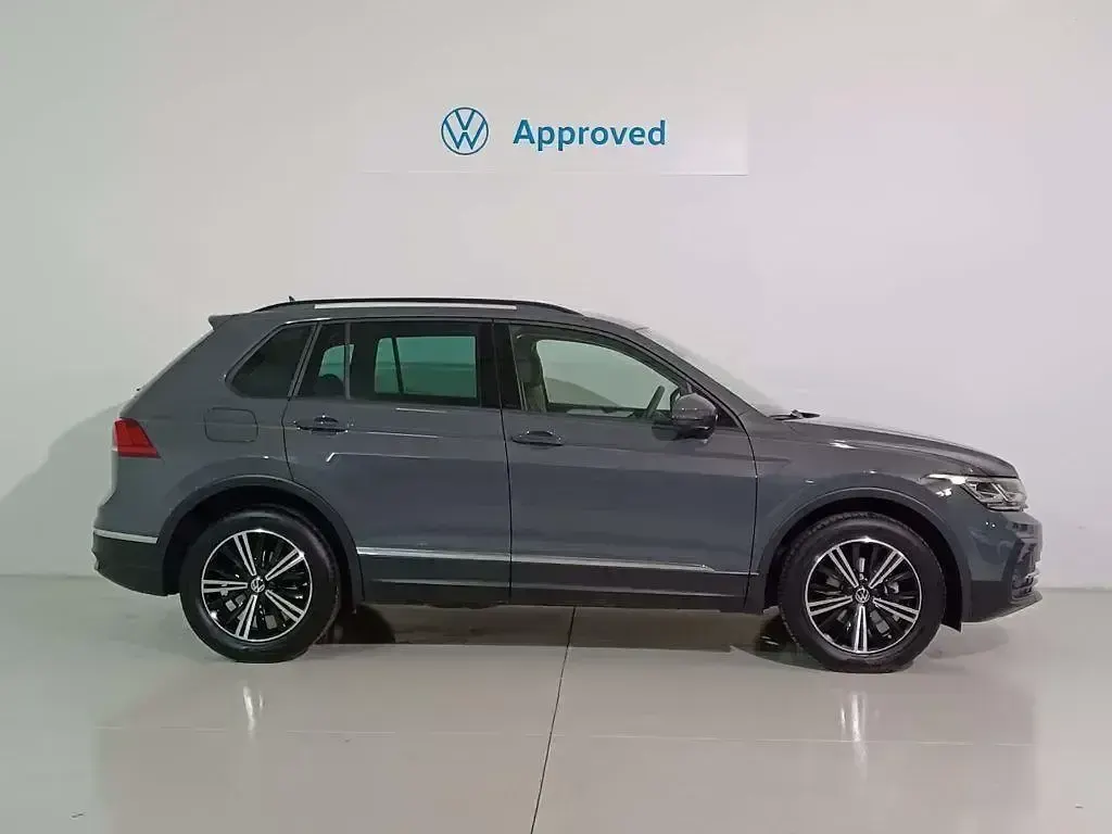 Usado VW Tiguan Life 150 CV (110 kW) 2023 Gris SUV