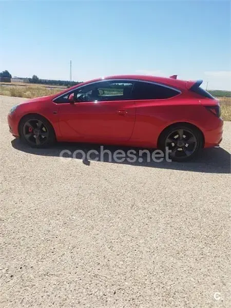 Usado Opel Astra GTC Sportive 165 CV (121 kW) 2012 Rojo Berlina