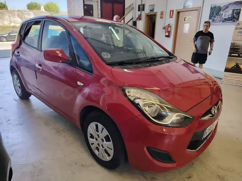 Usado Hyundai ix20 90 CV (66 kW) 2015 Rojo Utilitario