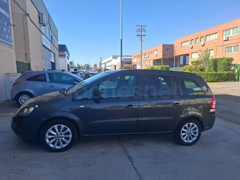 Usado Opel Zafira Family 110 CV (80 kW) 2014 Gris / plata Monovolumen