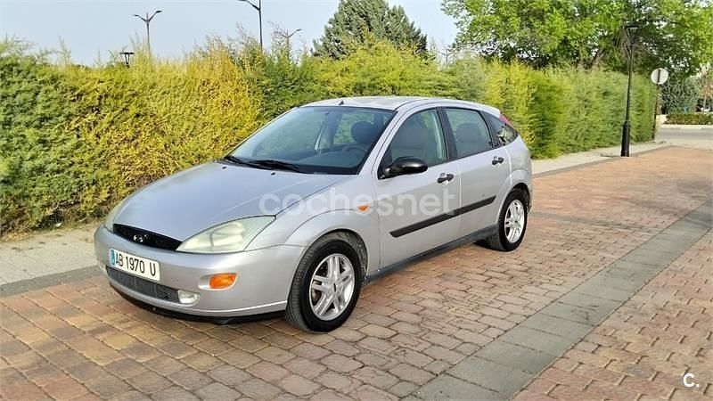 Usado Ford Focus Ambiente 100 CV (73 kW) 2000 Gris / plata Familiar