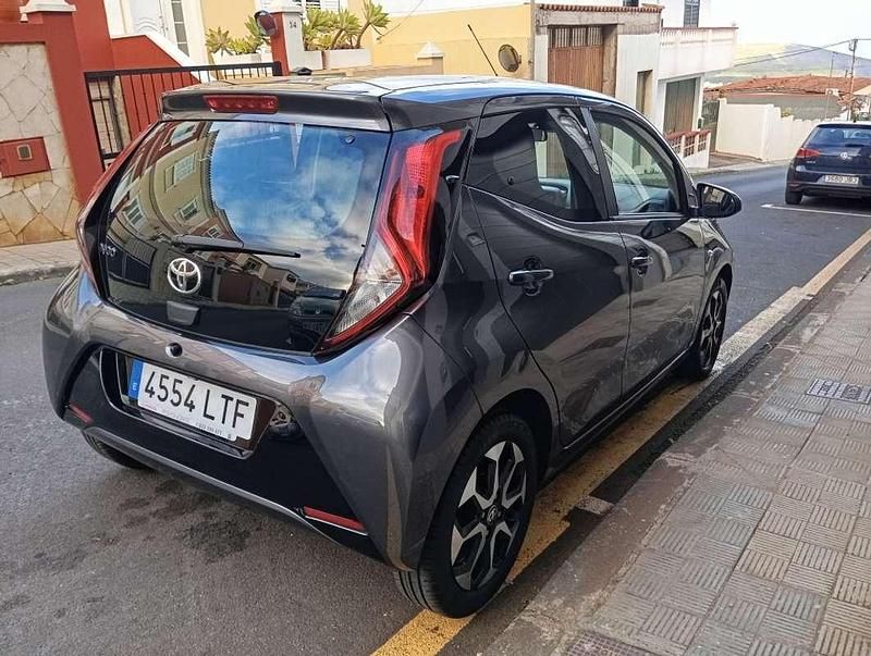Usado Toyota Aygo X-cite 72 CV (52 kW) 2021 Gris Utilitario