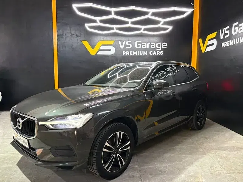 Usado Volvo XC60 Momentum 190 CV (139 kW) 2020 Gris / plata SUV