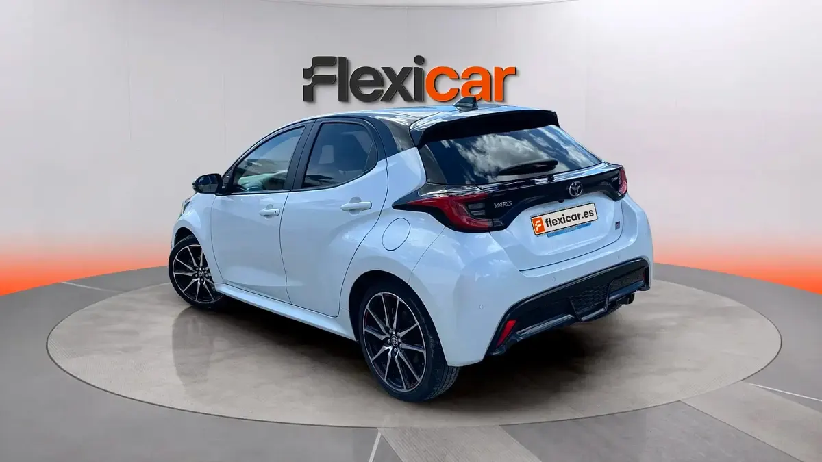 Używany Toyota Yaris Hybrid Plus 130 KM (95 kW) 2024 Biały Sedan/Limuzyna