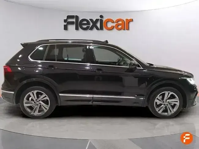 Käytetty VW Tiguan R-line 245 HP (180 kW) 2022 Musta Katumaasturi