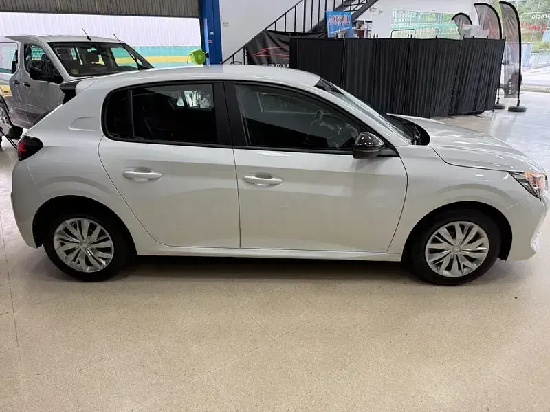 Usado Peugeot 208 Active 100 CV (73 kW) 2022 Blanco Utilitario