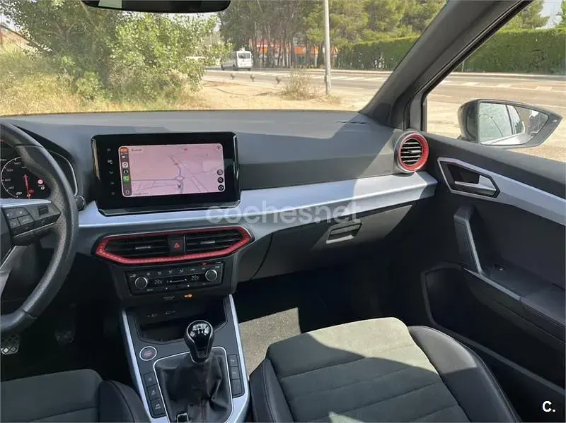 Usado Seat Arona FR 115 CV (84 kW) 2024 Gris / plata SUV