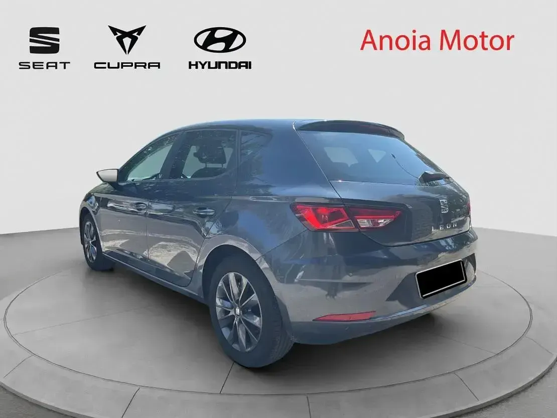 Usado Seat Leon Style 116 CV (85 kW) 2019 Gris Berlina