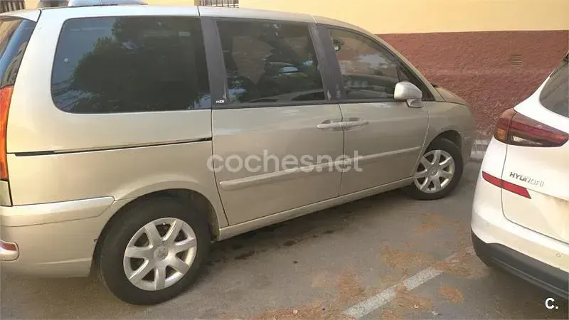 Usado Peugeot 807 109 CV (80 kW) 2006 Beige Monovolumen