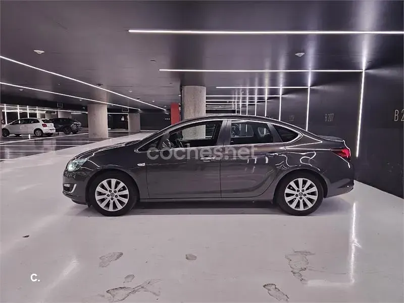 Usado Opel Astra Excellence 130 CV (95 kW) 2013 Negro Berlina