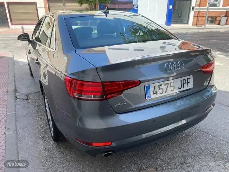 Usado Audi A4 Advanced 150 CV (110 kW) 2016 Gris / plata Berlina