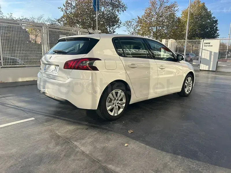 Usado Peugeot 308 Active 130 CV (95 kW) 2021 Blanco Berlina