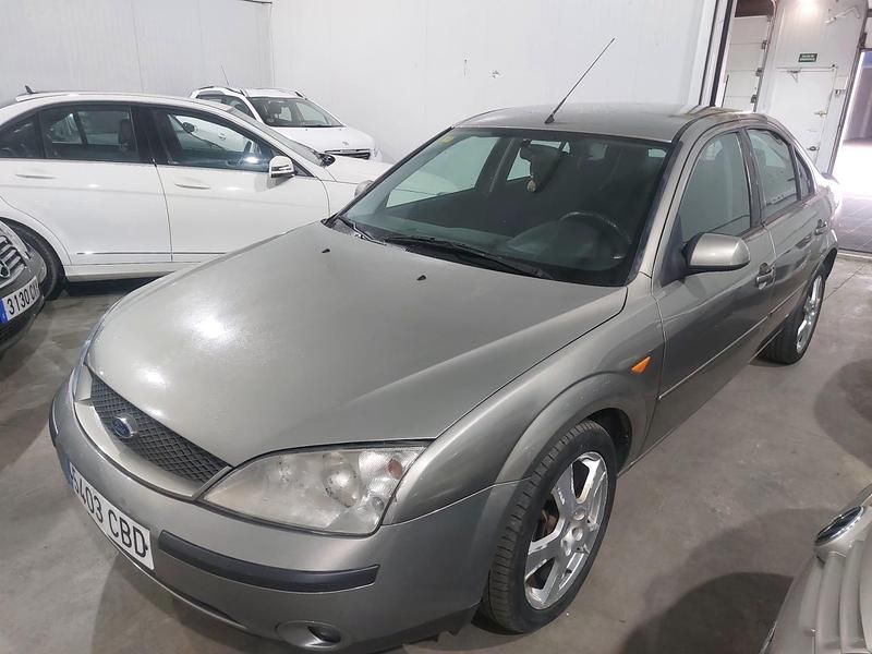 Usado Ford Mondeo Trend 130 CV (95 kW) 2002 Gray Berlina