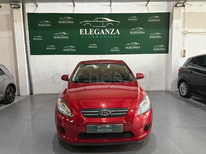 Usado Kia Ceed 90 CV (66 kW) 2010 Granate Utilitario