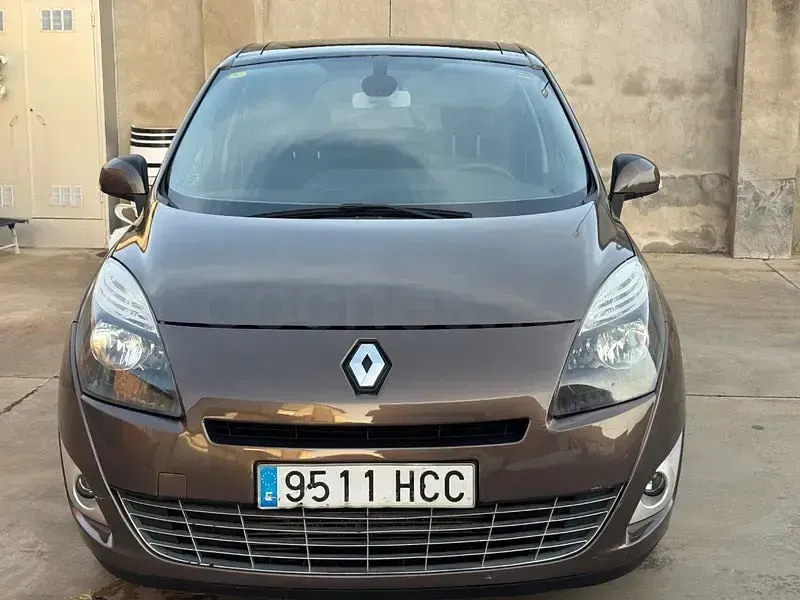 Usado Renault Grand Scénic Dynamique 130 CV (95 kW) 2011 Marrón Monovolumen