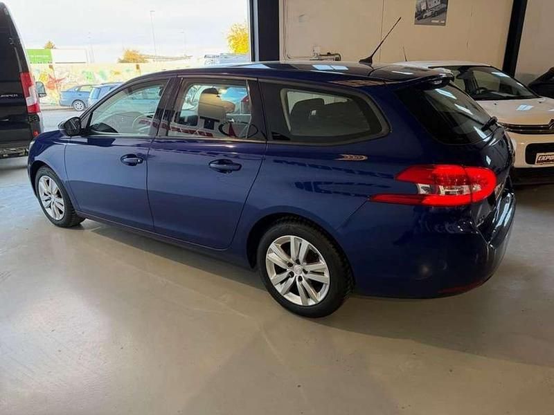 Usado Peugeot 308 SW Style 131 CV (96 kW) 2019 Azul Familiar