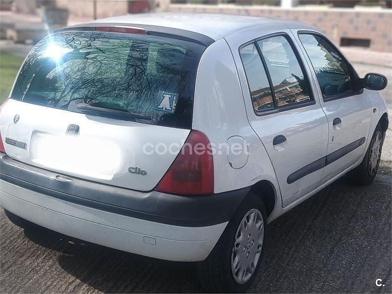 Usado Renault Clio II 60 CV (44 kW) 2001 Blanco Berlina