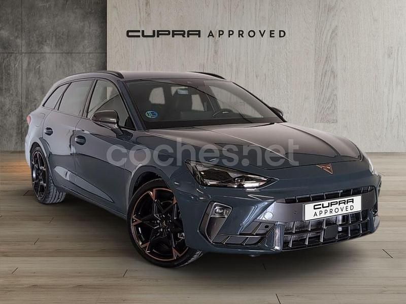 Azul Usado 2025 Cupra Leon Familiar | 29.590 € (Un poco caro) - Imagen 1/4