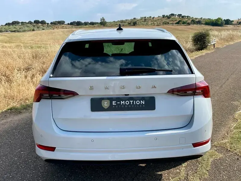 Usado Skoda Octavia Ambition 115 CV (84 kW) 2022 Blanco Familiar