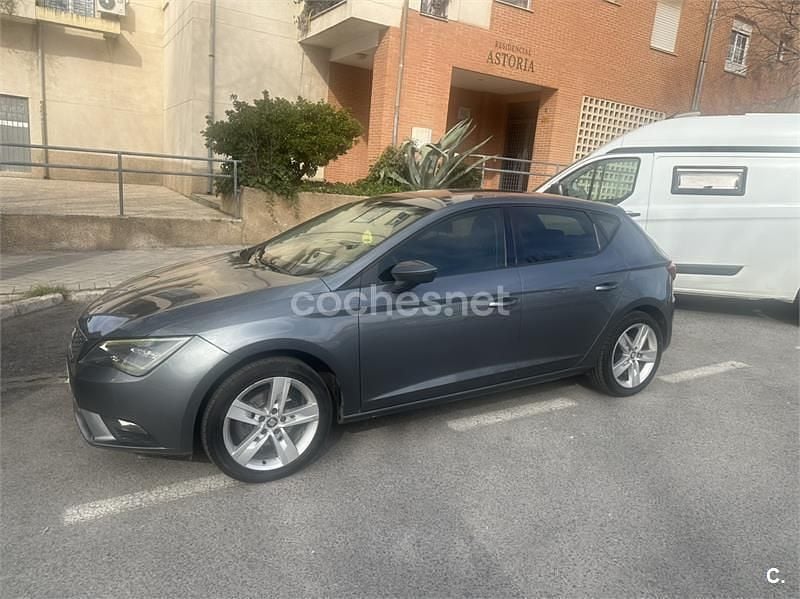 Usado Seat Leon Reference 105 CV (77 kW) 2013 Gris / plata Berlina