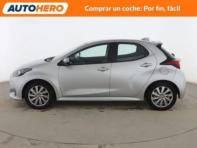 Usado Toyota Yaris Hybrid Active 116 CV (85 kW) 2022 Gris Berlina